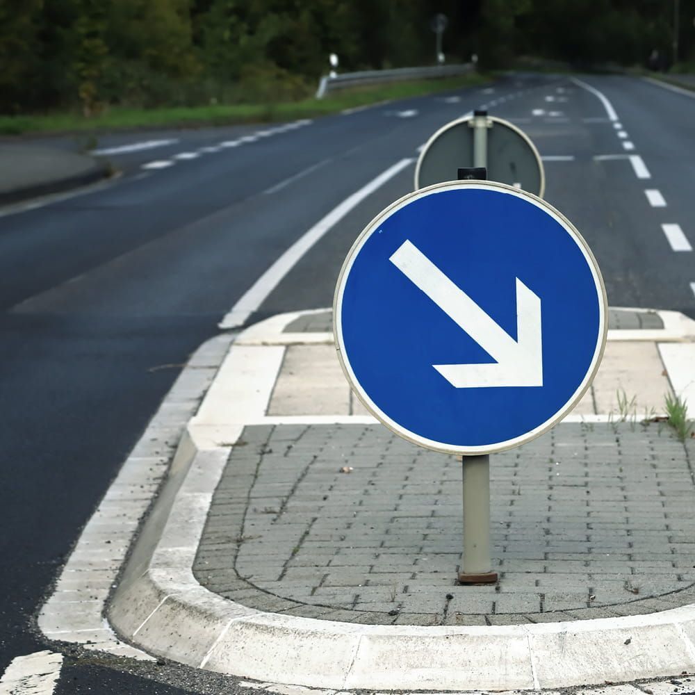 Sign Face VZ 222 Vorgeschriebene Vorbeifahrt rechts vorbei