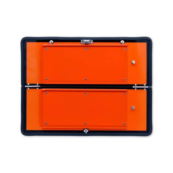 Klappbare orange ADR-Tafel mit schwarzem Gummirahmen und Verschlüssen, frontal fotografiert.